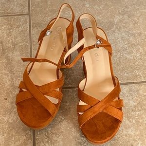 Cute wedding shoes. Bought for a wedding, but bride changed their mind.